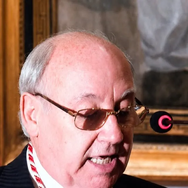 Luis F. Leal hablando ante un micrófono